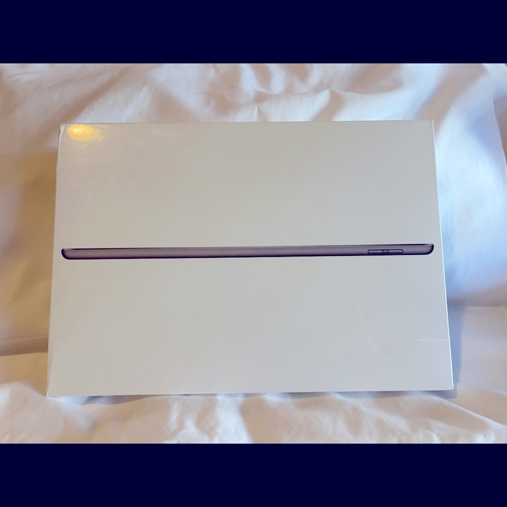 Apple IPad 32GB ( 8th Generation )wi-if Brand new -This was gift and do not need